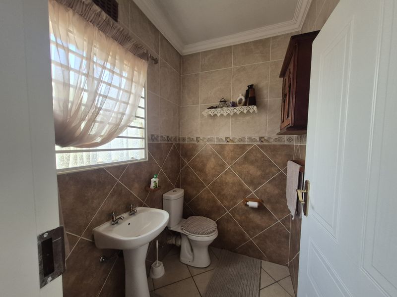 Entertainer’s Dream with Stylish Living - Photo 9