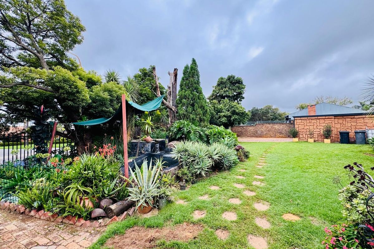 Spacious Family Home with Entertainment Haven and Income-Generating Flatlet in Magalieskruin - Photo 3