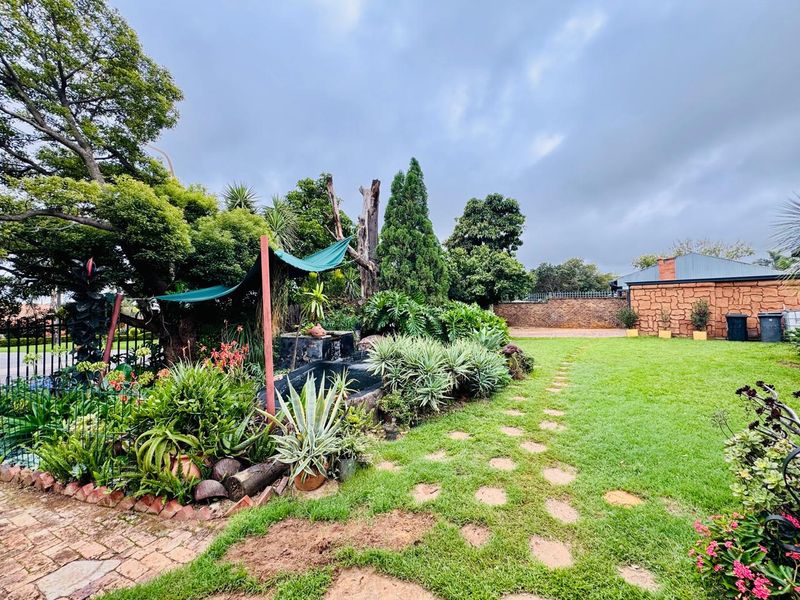 Spacious Family Home with Entertainment Haven and Income-Generating Flatlet in Magalieskruin - Photo 3