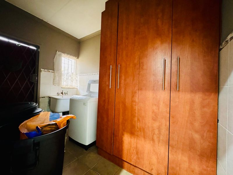 Spacious Family Home with Entertainment Haven and Income-Generating Flatlet in Magalieskruin - Photo 9