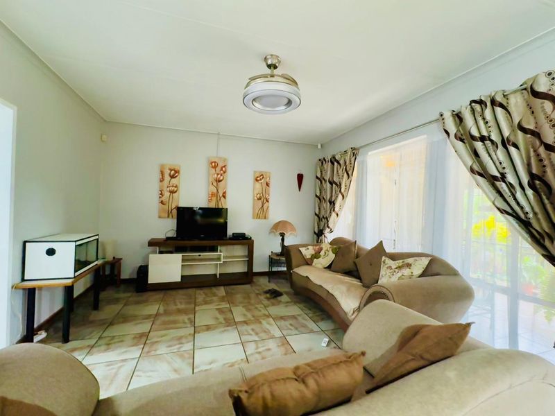 Spacious Family Home with Entertainment Haven and Income-Generating Flatlet in Magalieskruin - Photo 10