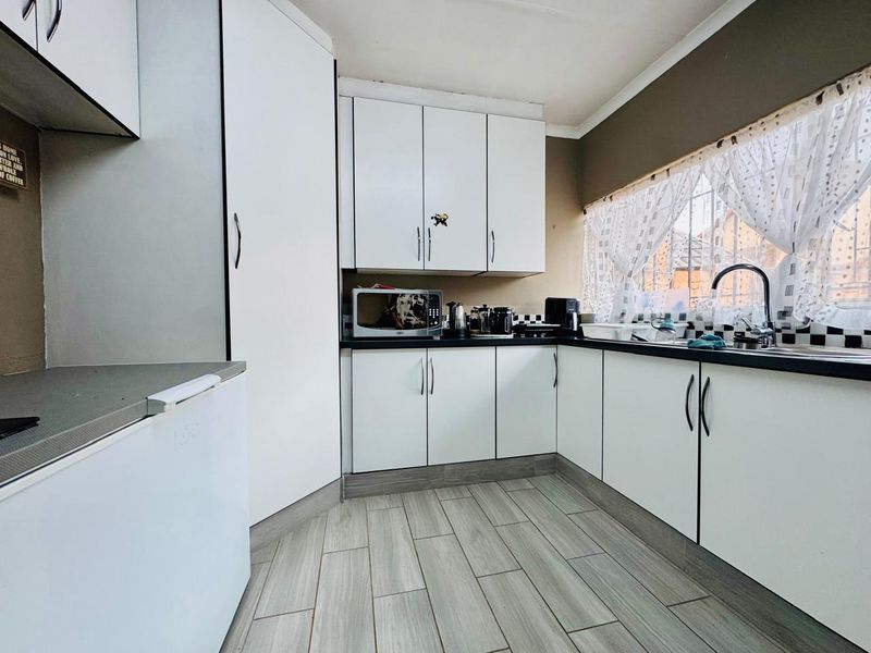 Spacious Family Home with Entertainment Haven and Income-Generating Flatlet in Magalieskruin - Photo 7