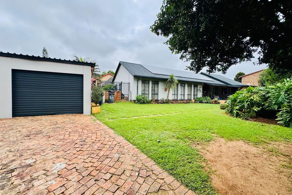 Spacious Family Home with Entertainment Haven and Income-Generating Flatlet in Magalieskruin - Photo 2