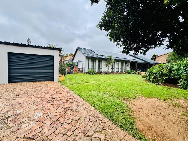 Spacious Family Home with Entertainment Haven and Income-Generating Flatlet in Magalieskruin - Photo 2