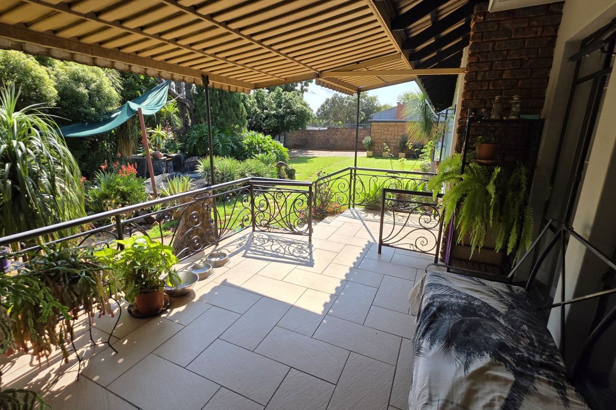 Spacious Family Home with Entertainment Haven and Income-Generating Flatlet in Magalieskruin - Photo 4