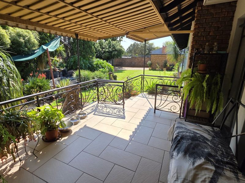 Spacious Family Home with Entertainment Haven and Income-Generating Flatlet in Magalieskruin - Photo 4