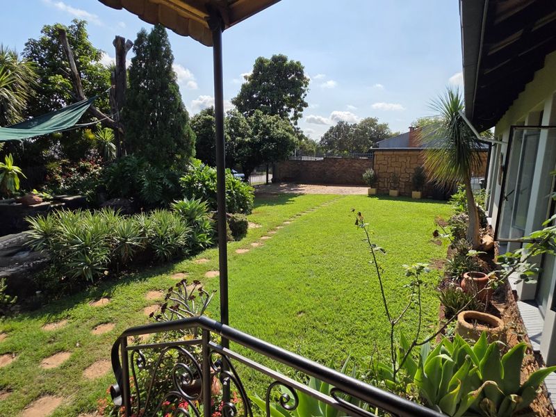 Spacious Family Home with Entertainment Haven and Income-Generating Flatlet in Magalieskruin - Photo 5