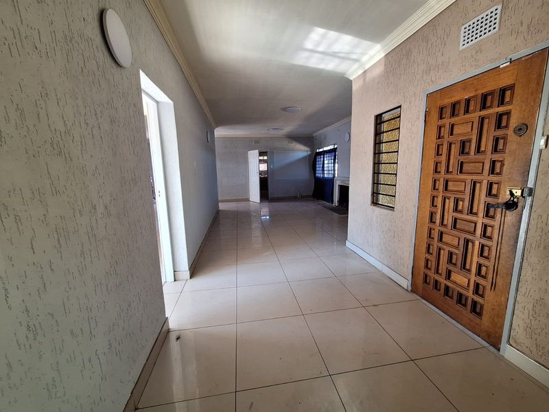 Spacious Family Home in a Prime Central Location - Photo 2