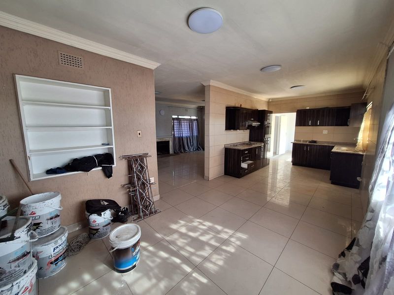 Spacious Family Home in a Prime Central Location - Photo 10