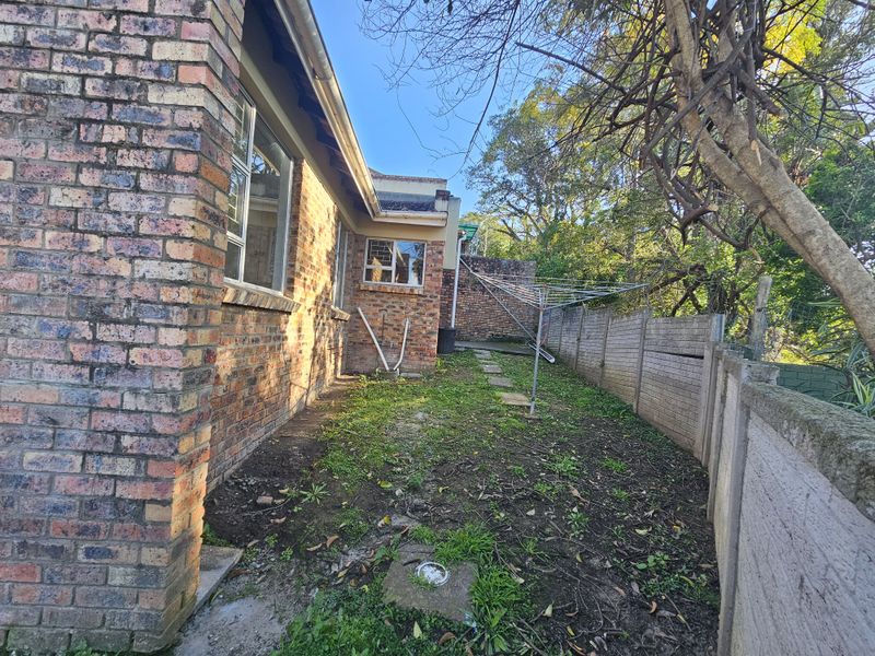 Nahoon Valley - Neat and cosy Townhouse in secure small complex - Photo 3