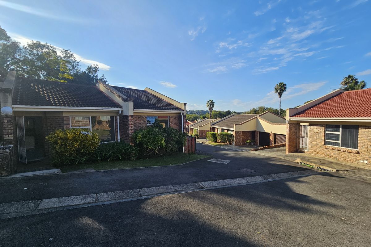 Nahoon Valley - Neat and cosy Townhouse in secure small complex - Photo 2