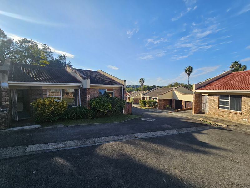 Nahoon Valley - Neat and cosy Townhouse in secure small complex - Photo 2
