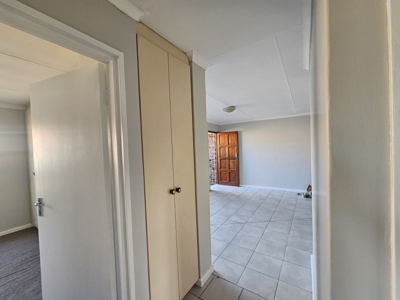 Nahoon Valley - Neat and cosy Townhouse in secure small complex - Photo 8