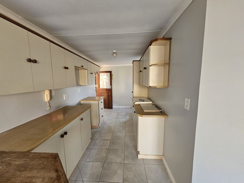 Nahoon Valley - Neat and cosy Townhouse in secure small complex - Photo 7