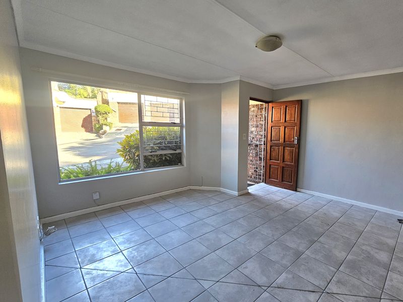 Nahoon Valley - Neat and cosy Townhouse in secure small complex - Photo 6