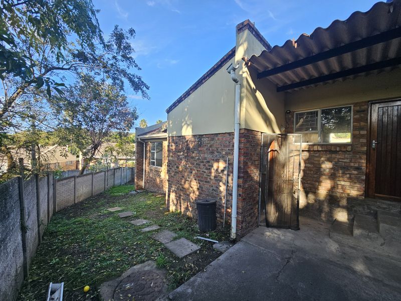 Nahoon Valley - Neat and cosy Townhouse in secure small complex - Photo 4
