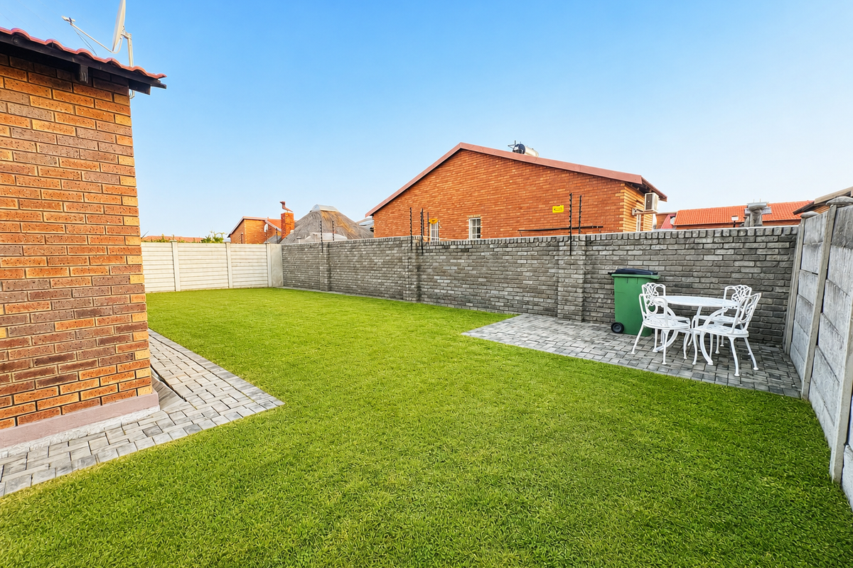 EXCLUSIVE MANDATE - Stunning Family Home in Waterfall - Photo 2