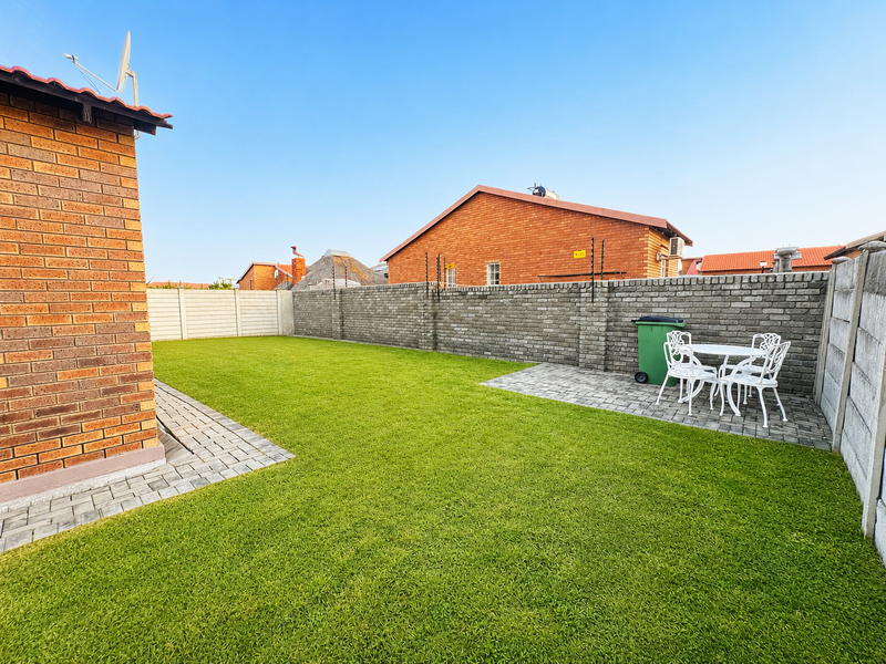 EXCLUSIVE MANDATE - Stunning Family Home in Waterfall - Photo 2