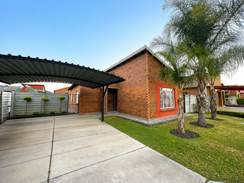 EXCLUSIVE MANDATE - Stunning Family Home in Waterfall - Photo 1