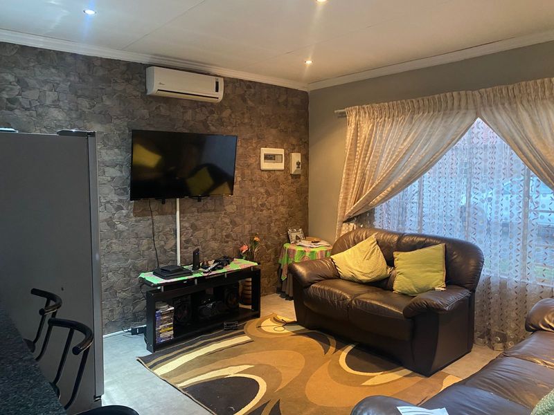 EXCLUSIVE MANDATE - Stunning Family Home in Waterfall - Photo 6