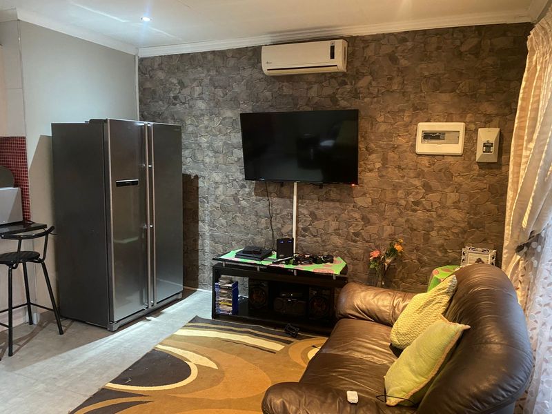 EXCLUSIVE MANDATE - Stunning Family Home in Waterfall - Photo 7