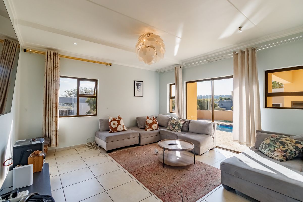 Stunning 3-bedroom house for sale in Kyalami Hills, Midrand—your dream home awaits! Don't miss out! - Photo 5