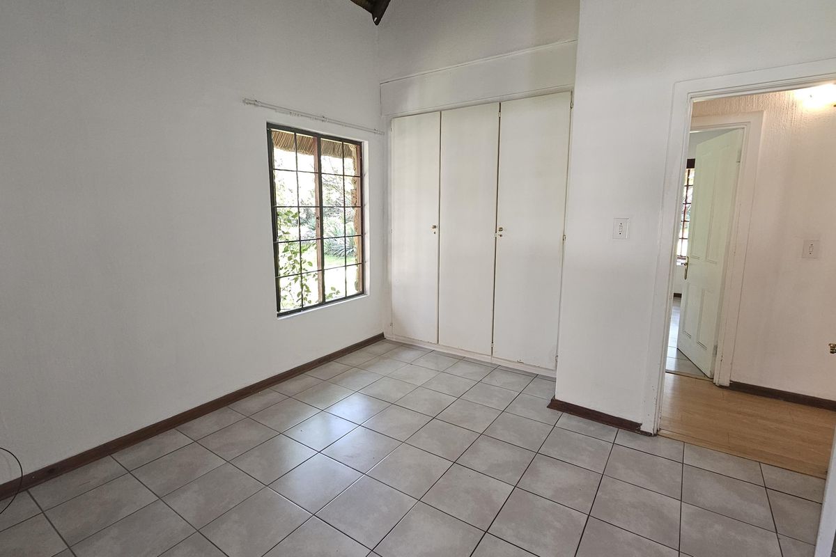 Rustic 3‐Bed Thatch Home on Farm in Midrand - Photo 2