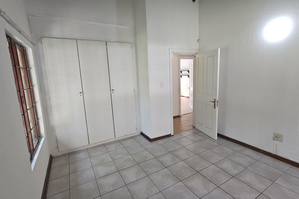 Rustic 3‐Bed Thatch Home on Farm in Midrand - Photo 3