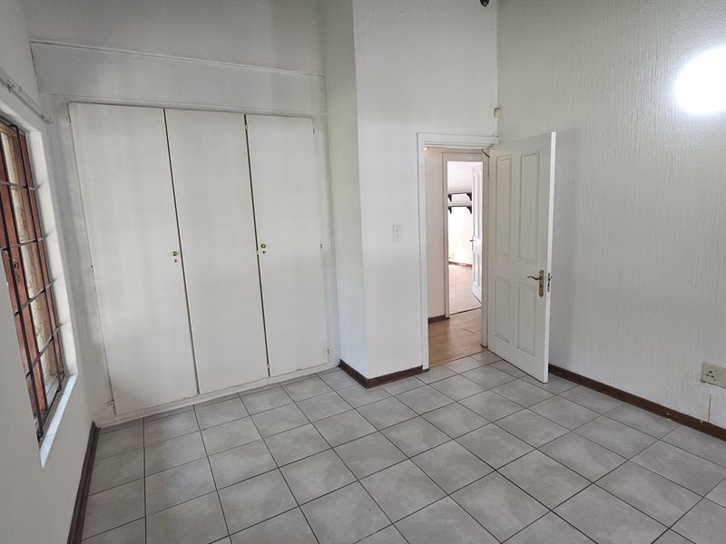 Rustic 3‐Bed Thatch Home on Farm in Midrand - Photo 3