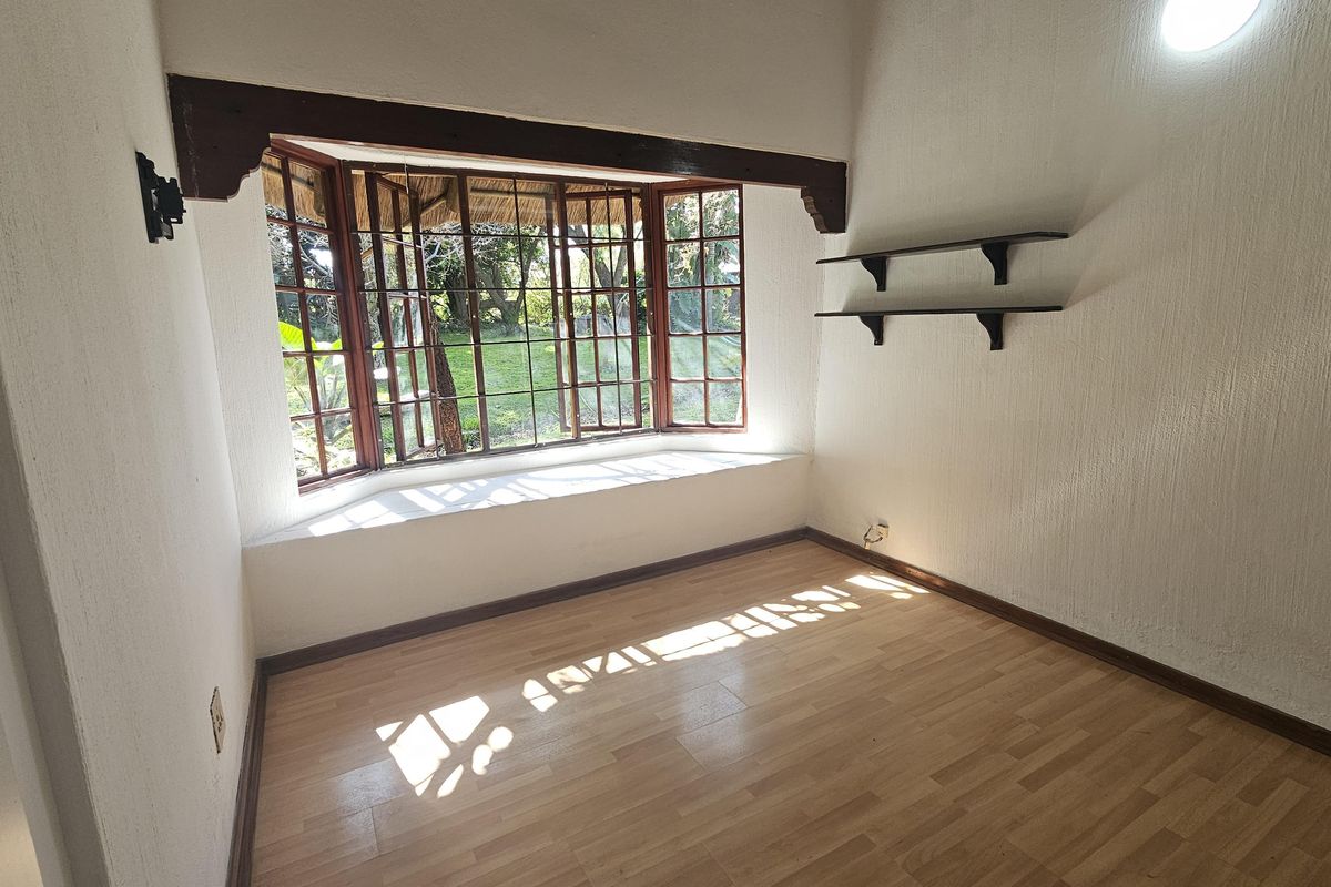 Rustic 3‐Bed Thatch Home on Farm in Midrand - Photo 4