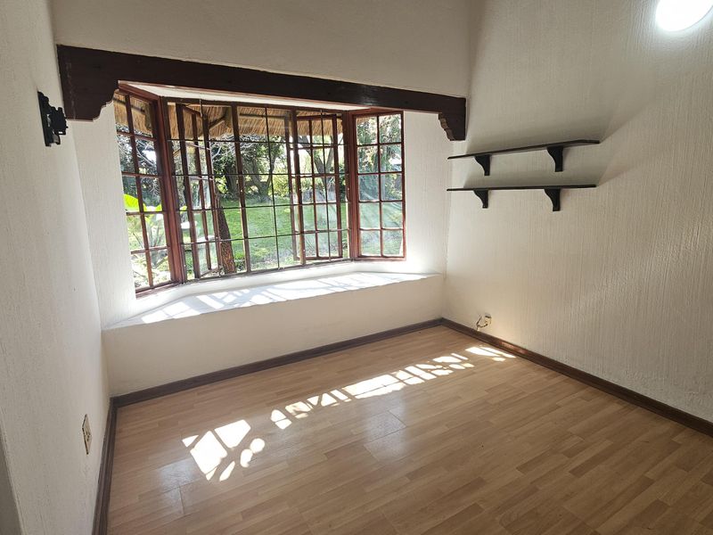 Rustic 3‐Bed Thatch Home on Farm in Midrand - Photo 4