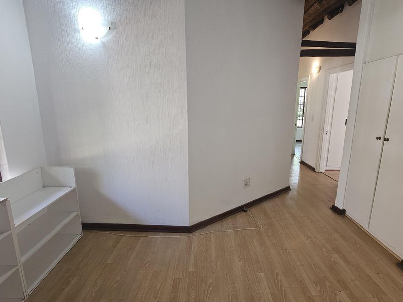 Rustic 3‐Bed Thatch Home on Farm in Midrand - Photo 8