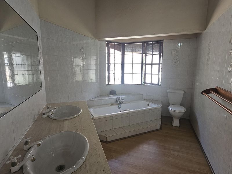Rustic 3‐Bed Thatch Home on Farm in Midrand - Photo 6