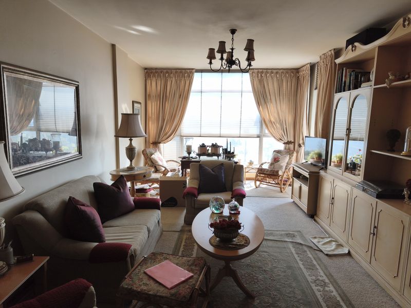 Serene Lakefront Living: Spacious 93sqm Apartment at LakePoint - Photo 5
