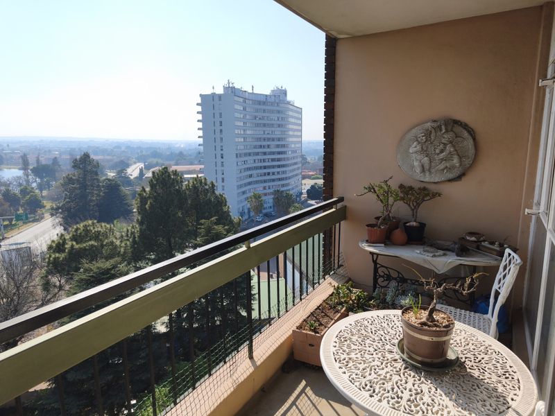 Serene Lakefront Living: Spacious 93sqm Apartment at LakePoint - Photo 1