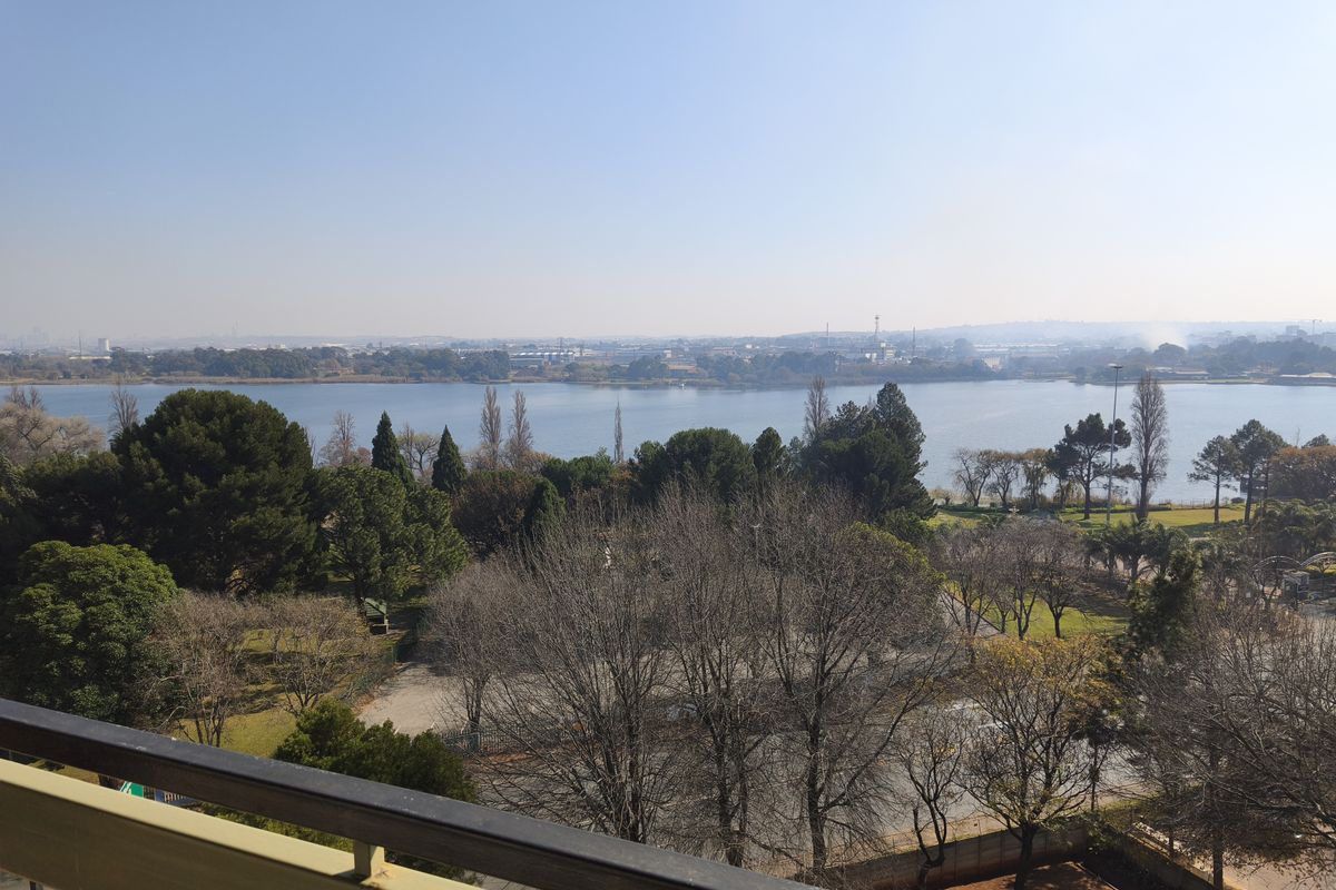 Serene Lakefront Living: Spacious 93sqm Apartment at LakePoint - Photo 2