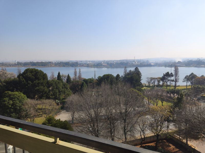 Serene Lakefront Living: Spacious 93sqm Apartment at LakePoint - Photo 2