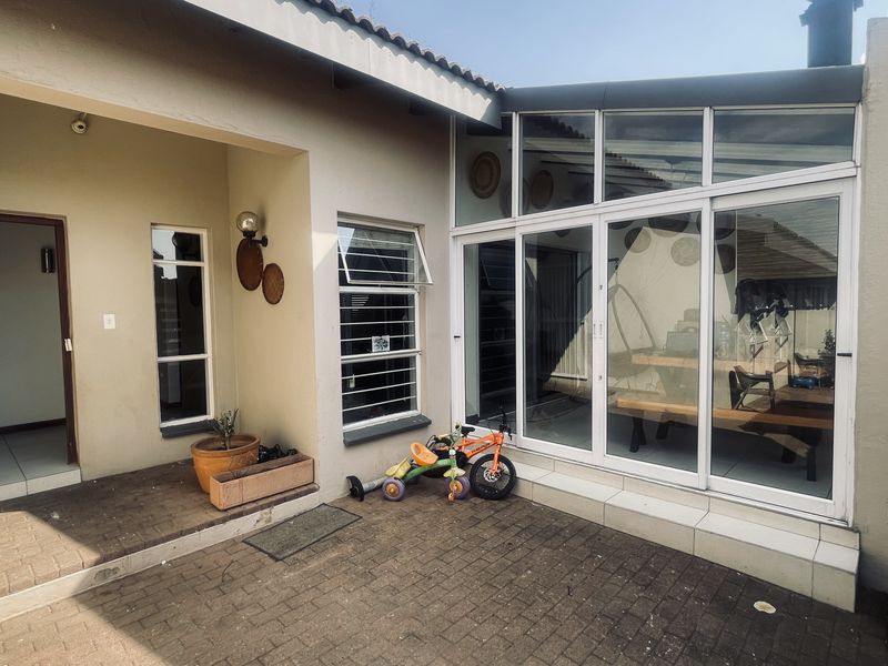 Modern & Secure Lock-Up-and-Go Living Family Home! - Photo 1