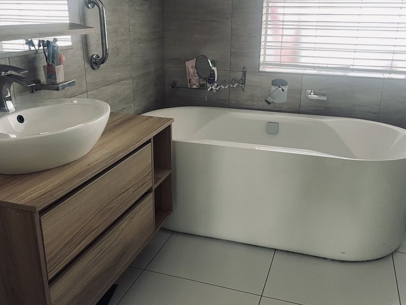 Modern & Secure Lock-Up-and-Go Living Family Home! - Photo 7