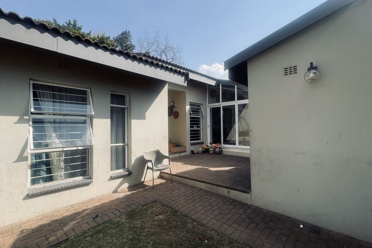 Modern & Secure Lock-Up-and-Go Living Family Home! - Photo 2