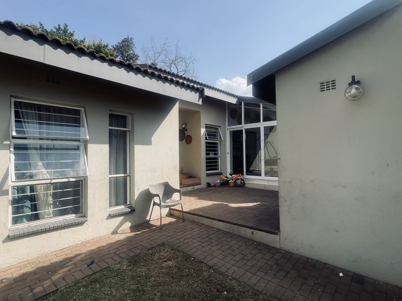 Modern & Secure Lock-Up-and-Go Living Family Home! - Photo 2