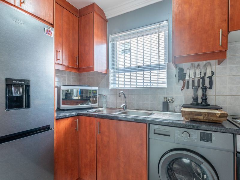 Duplex 2beds, 1.5 baths, garden, parking for sale in Parklands! - Photo 8