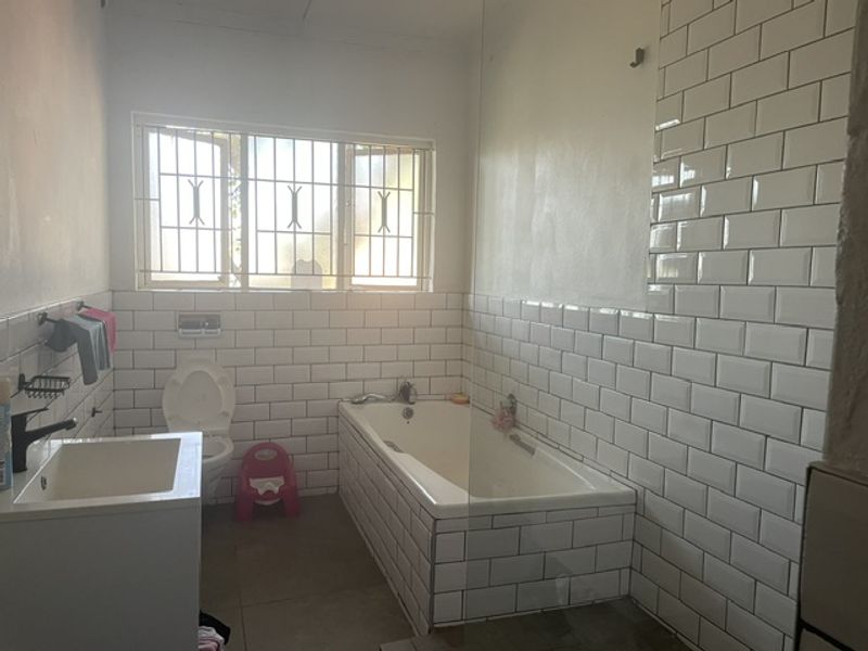 Spacious 3 Bedroom to Let - Photo 10
