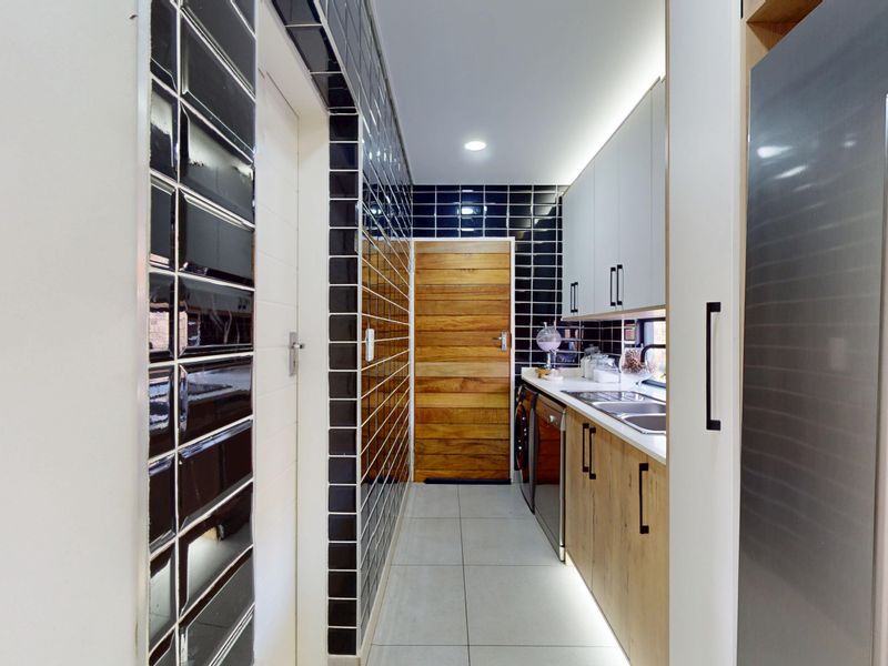 Ultra Modern Full Title Home Situated In Secure Complex! - Photo 10