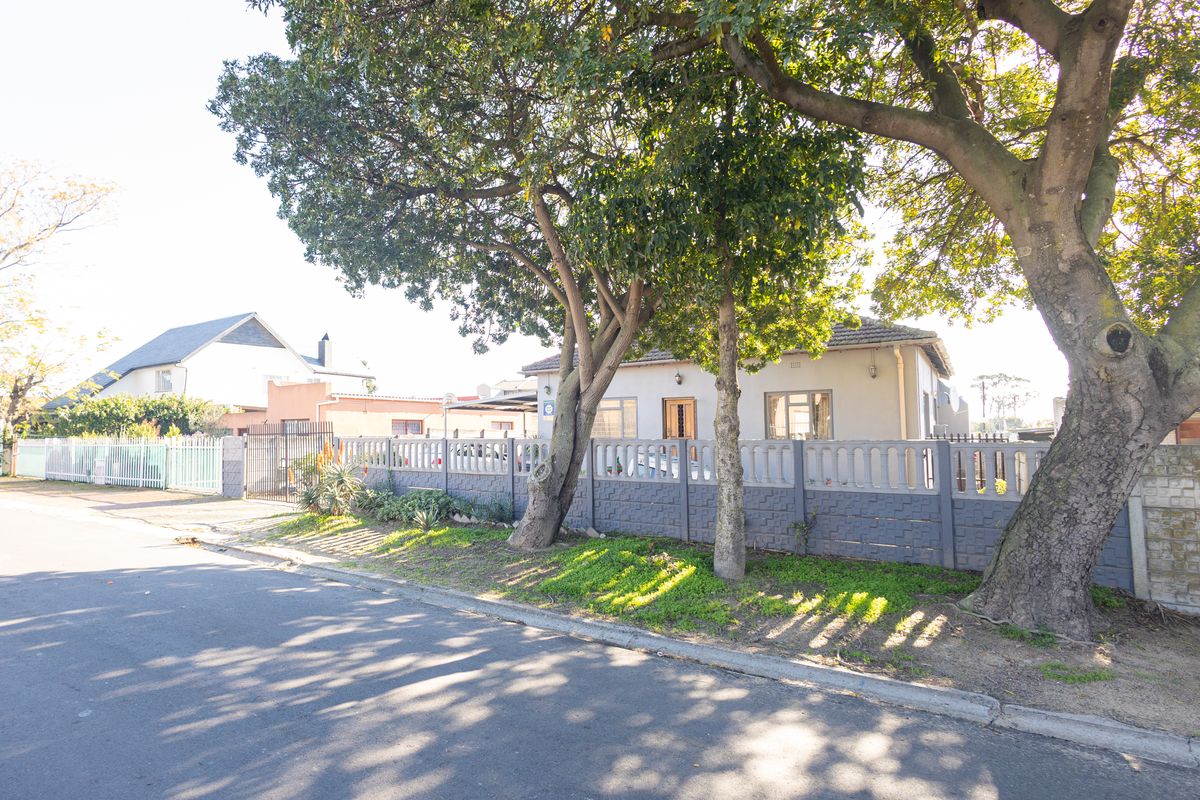 Top location.....this property is located in popular 10th Avenue Belmont Park in a very quiet area - Photo 2