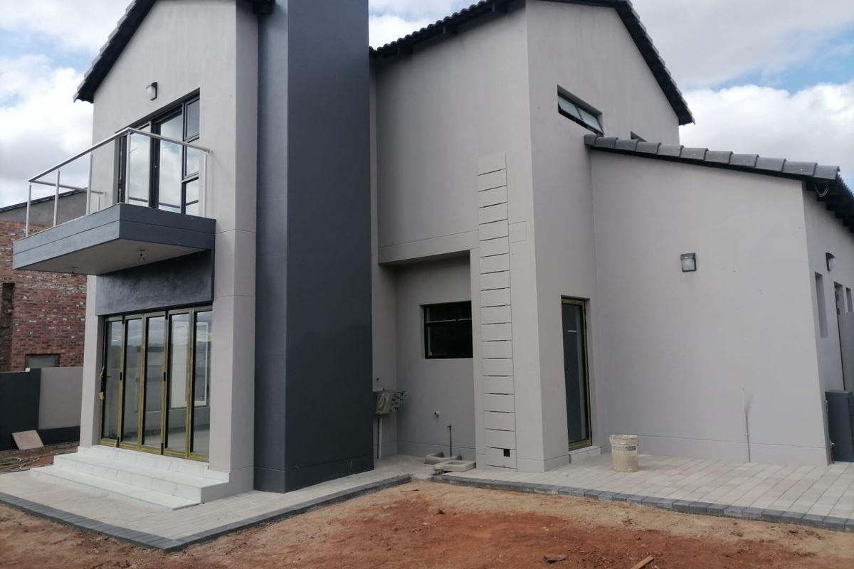 THREE BEDROOM TWO BATHROOM AND DOUBLE GARAGE IN DU VIN ESTATE RASLOUW(CENTURION) - Photo 3
