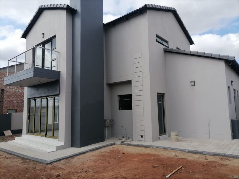 THREE BEDROOM TWO BATHROOM AND DOUBLE GARAGE IN DU VIN ESTATE RASLOUW(CENTURION) - Photo 3