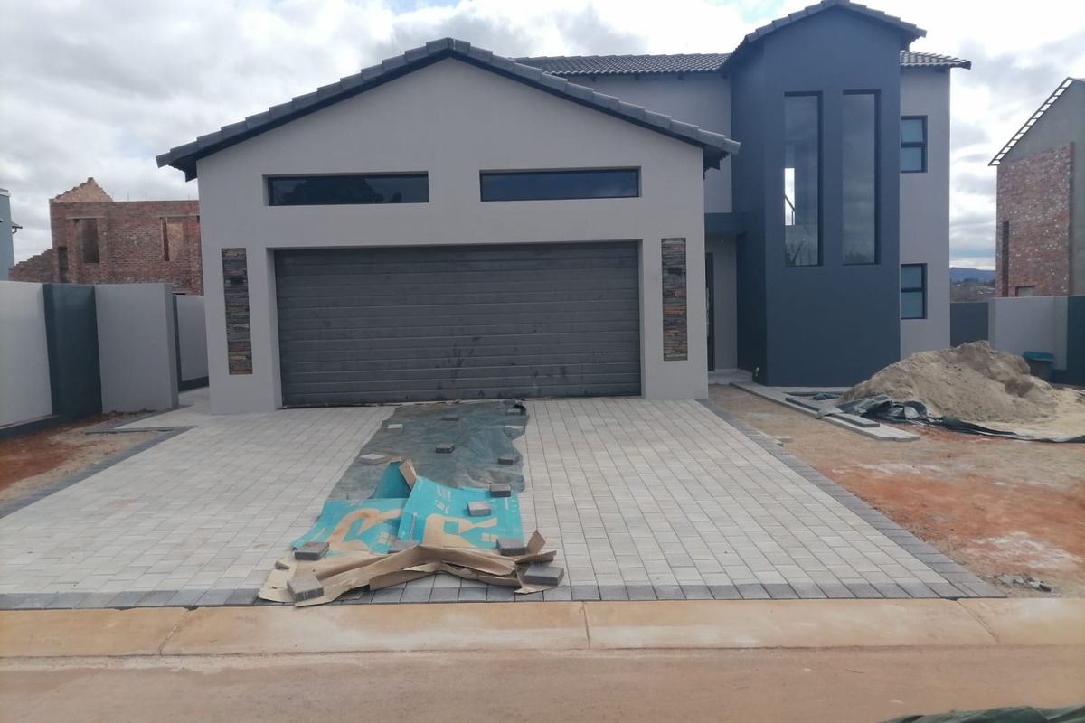 THREE BEDROOM TWO BATHROOM AND DOUBLE GARAGE IN DU VIN ESTATE RASLOUW(CENTURION) - Photo 4