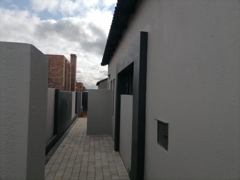 THREE BEDROOM TWO BATHROOM AND DOUBLE GARAGE IN DU VIN ESTATE RASLOUW(CENTURION) - Photo 6