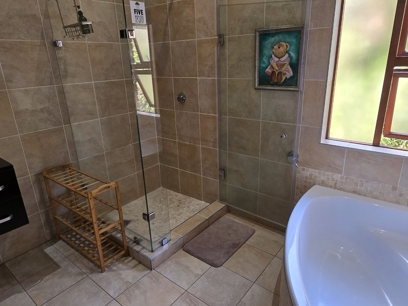 Luxury Living - 6 Bedrooms & ensuites with beautiful views in White River Country Estate - Photo 9